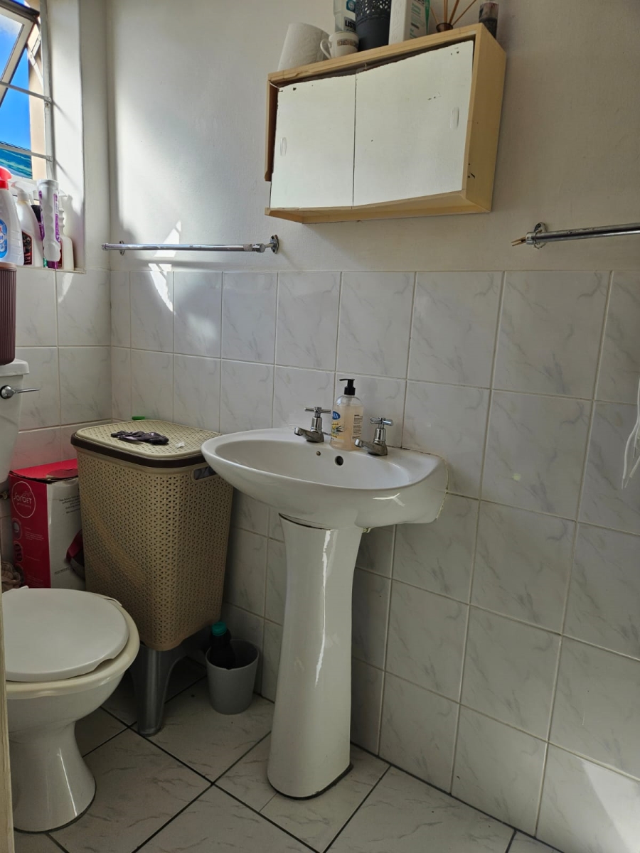 1 Bedroom Property for Sale in Oakglen Western Cape